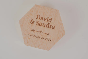 PORTA ALIANZAS HEXAGONAL "NUESTRA BODA ROMÁNTICA"