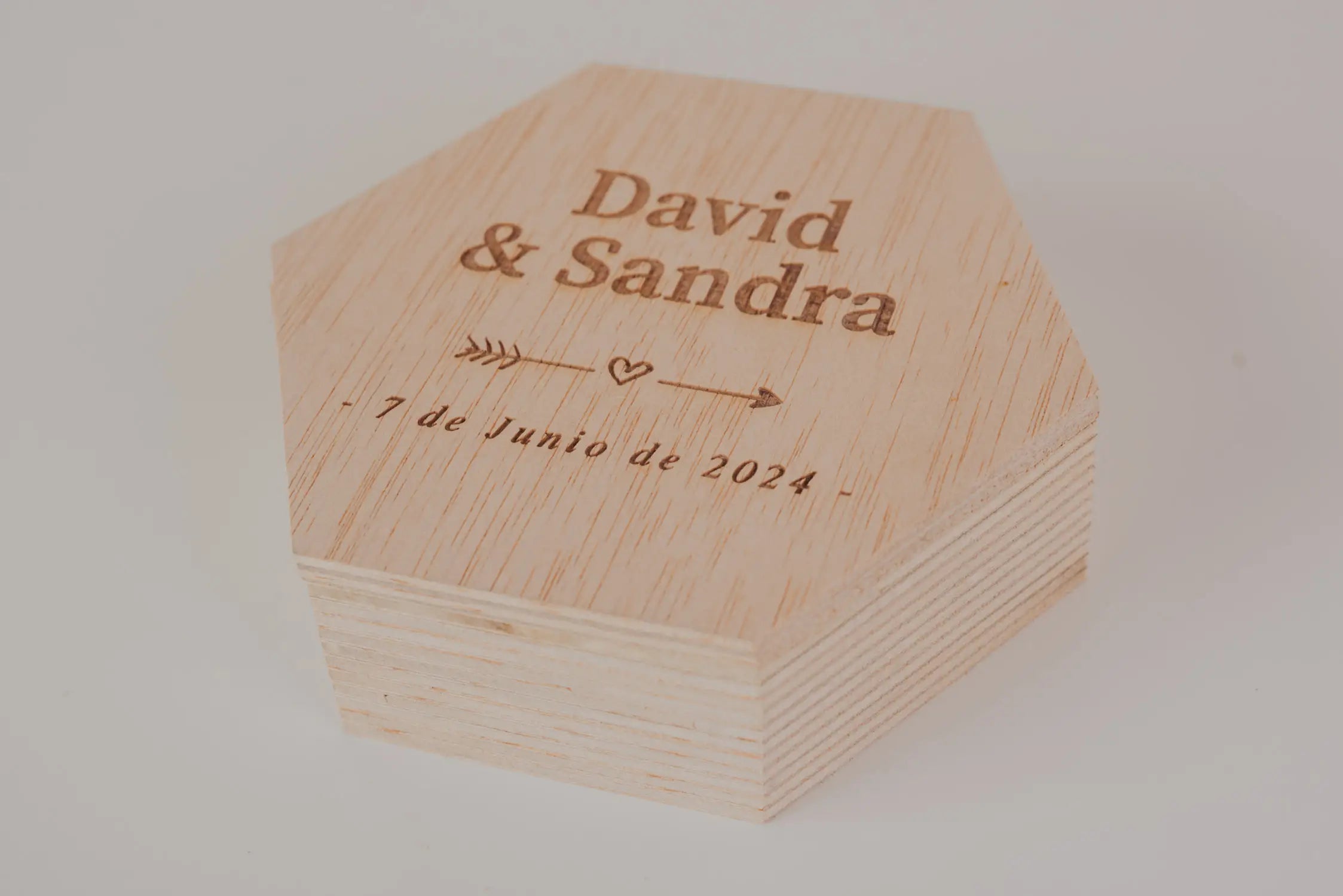 PORTA ALIANZAS HEXAGONAL "NUESTRA BODA ROMÁNTICA"