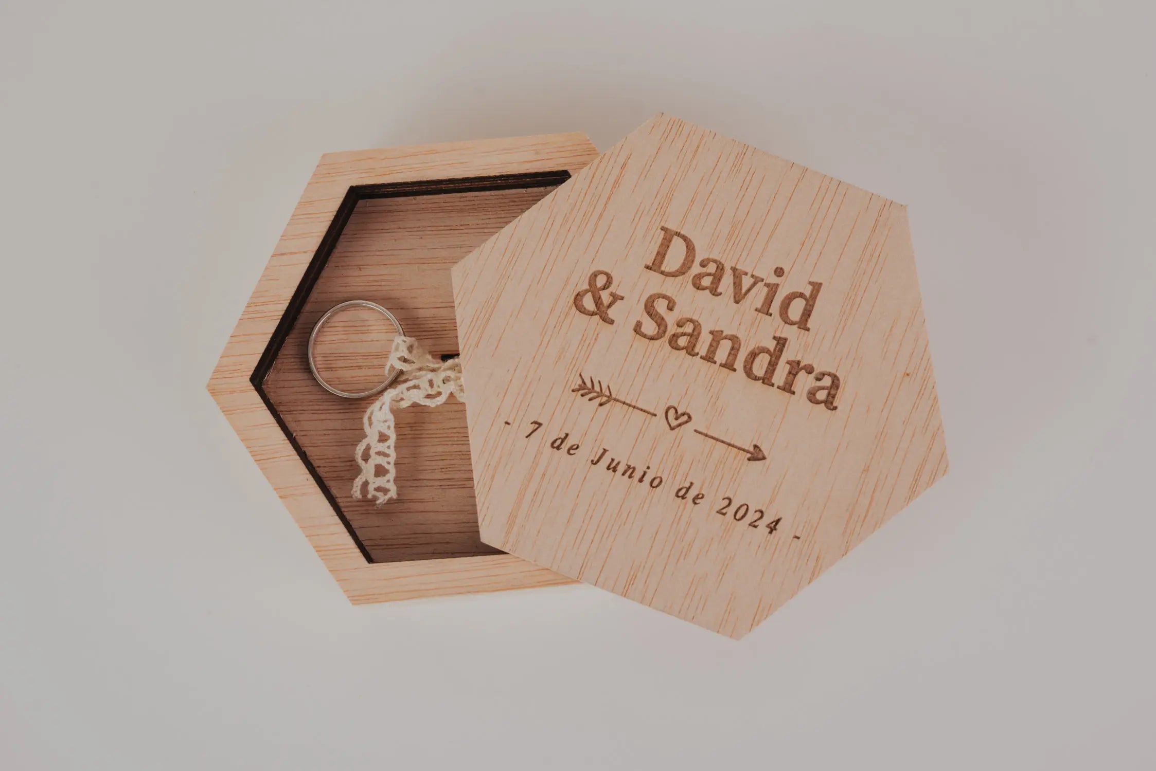 PORTA ALIANZAS HEXAGONAL "NUESTRA BODA ROMÁNTICA"