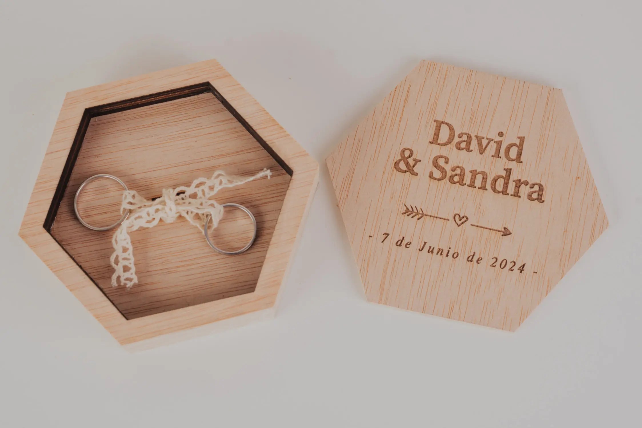 PORTA ALIANZAS HEXAGONAL "NUESTRA BODA ROMÁNTICA"