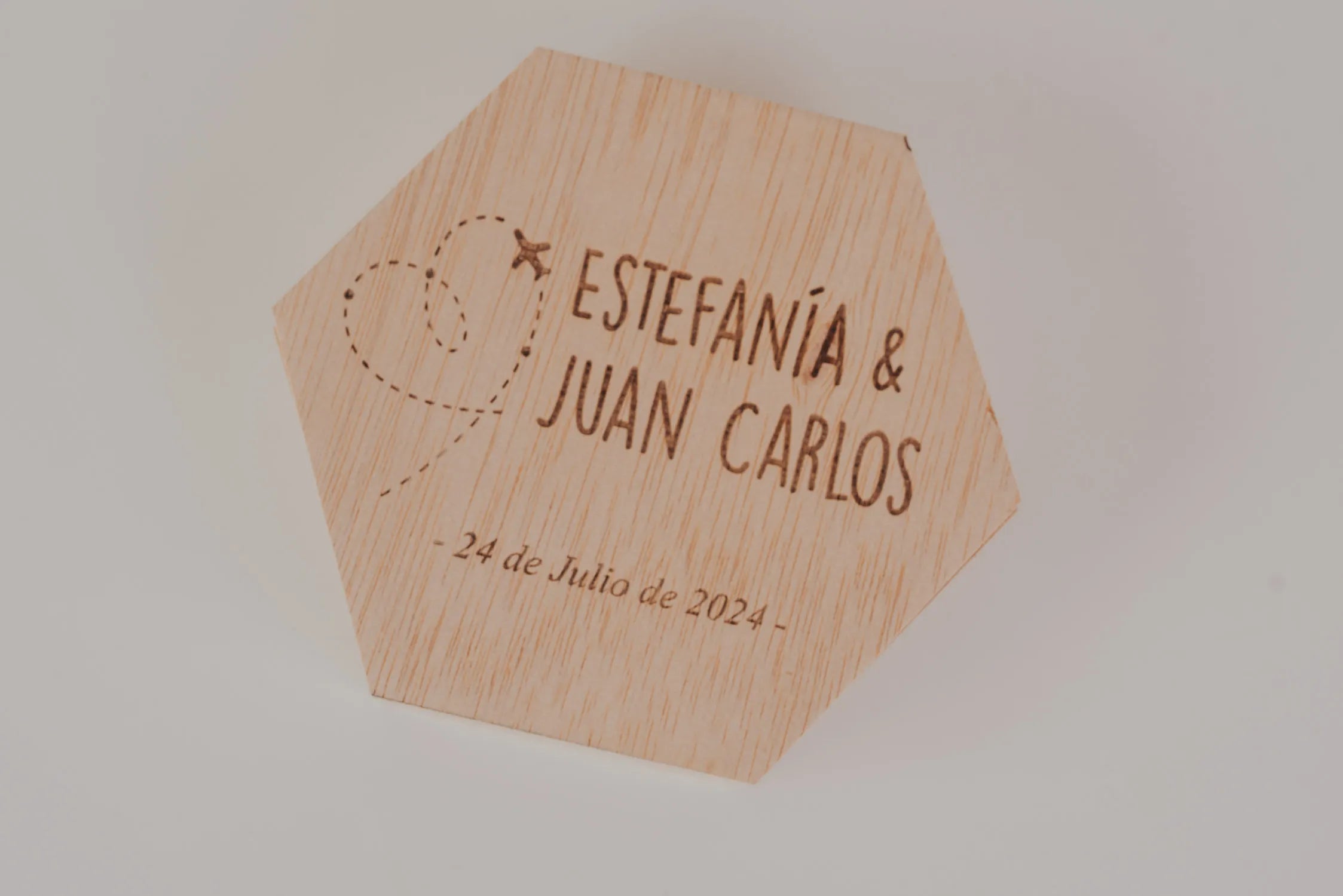 PORTA ALIANZAS HEXAGONAL "NUESTRA BODA VIAJERA"