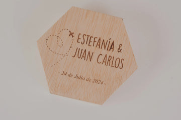 PORTA ALIANZAS HEXAGONAL "NUESTRA BODA VIAJERA"