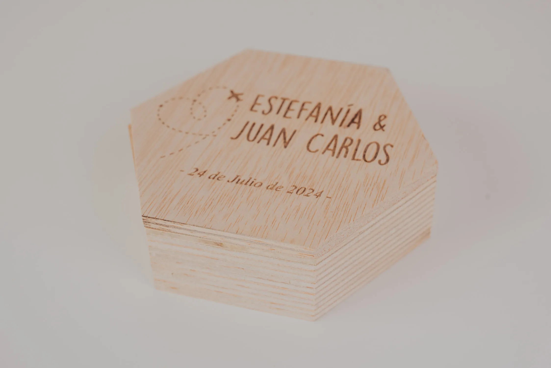 PORTA ALIANZAS HEXAGONAL "NUESTRA BODA VIAJERA"