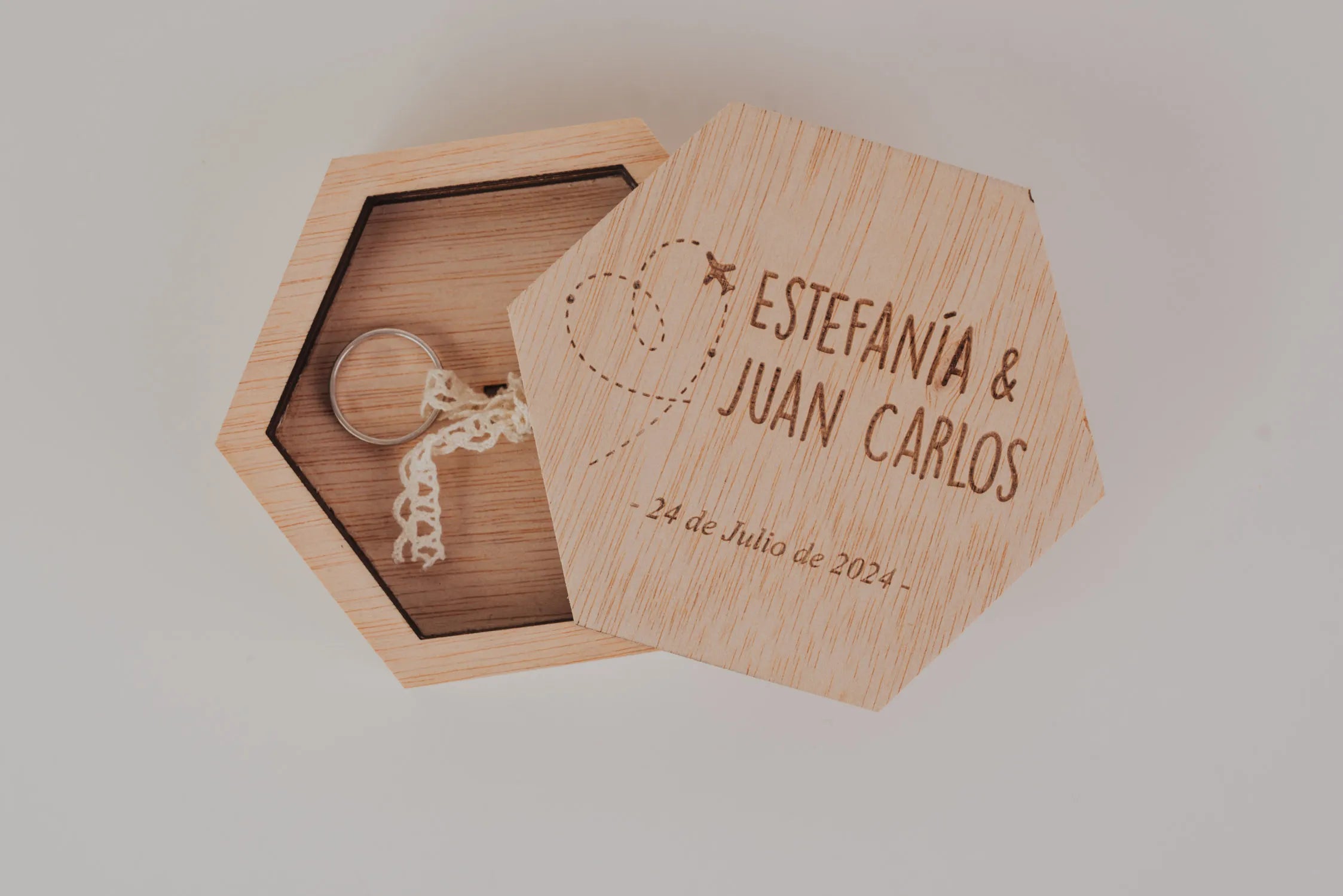 PORTA ALIANZAS HEXAGONAL "NUESTRA BODA VIAJERA"