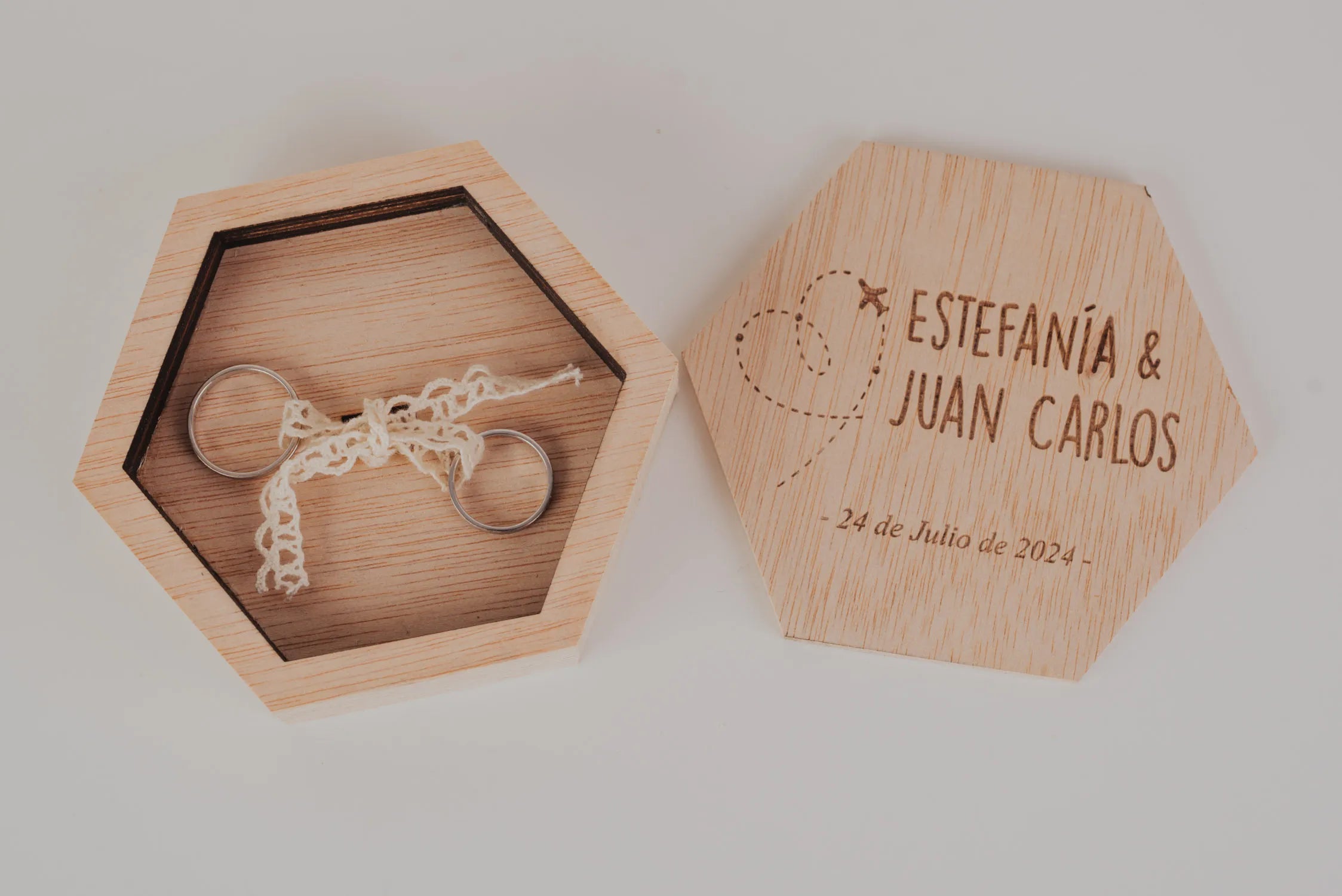 PORTA ALIANZAS HEXAGONAL "NUESTRA BODA VIAJERA"