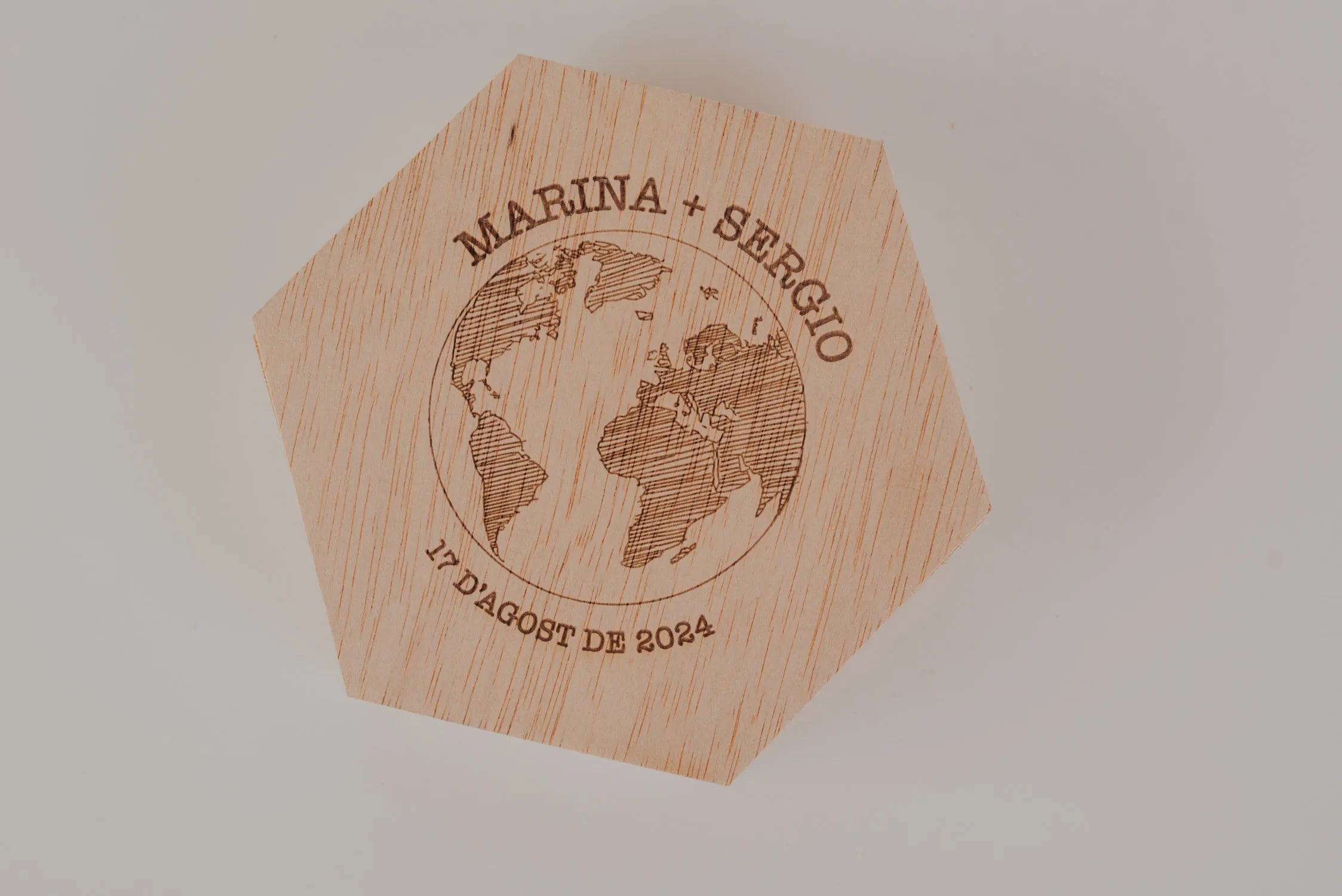 PORTA ALIANZAS HEXAGONAL "NUESTRA BODA VIAJERA"