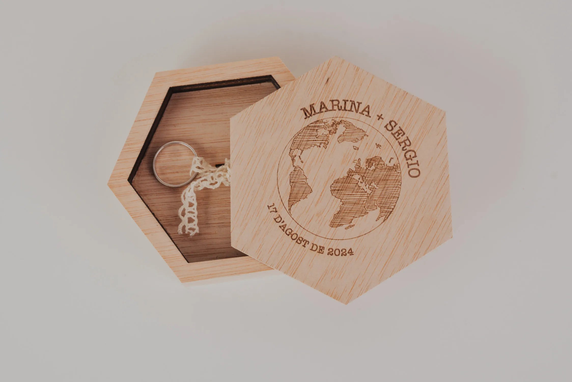 PORTA ALIANZAS HEXAGONAL "NUESTRA BODA VIAJERA"