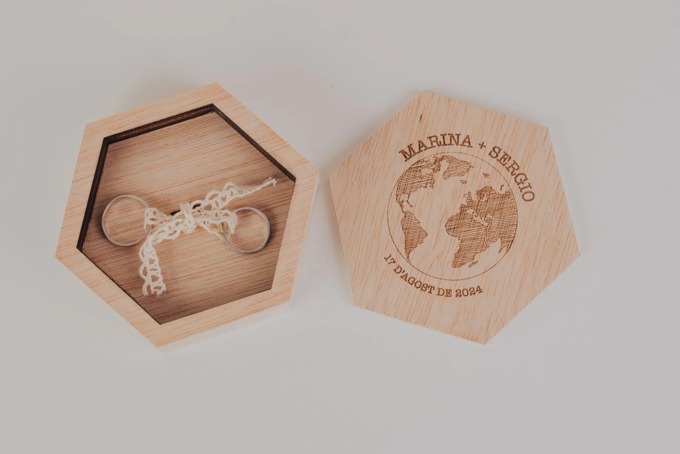 PORTA ALIANZAS HEXAGONAL "NUESTRA BODA VIAJERA"