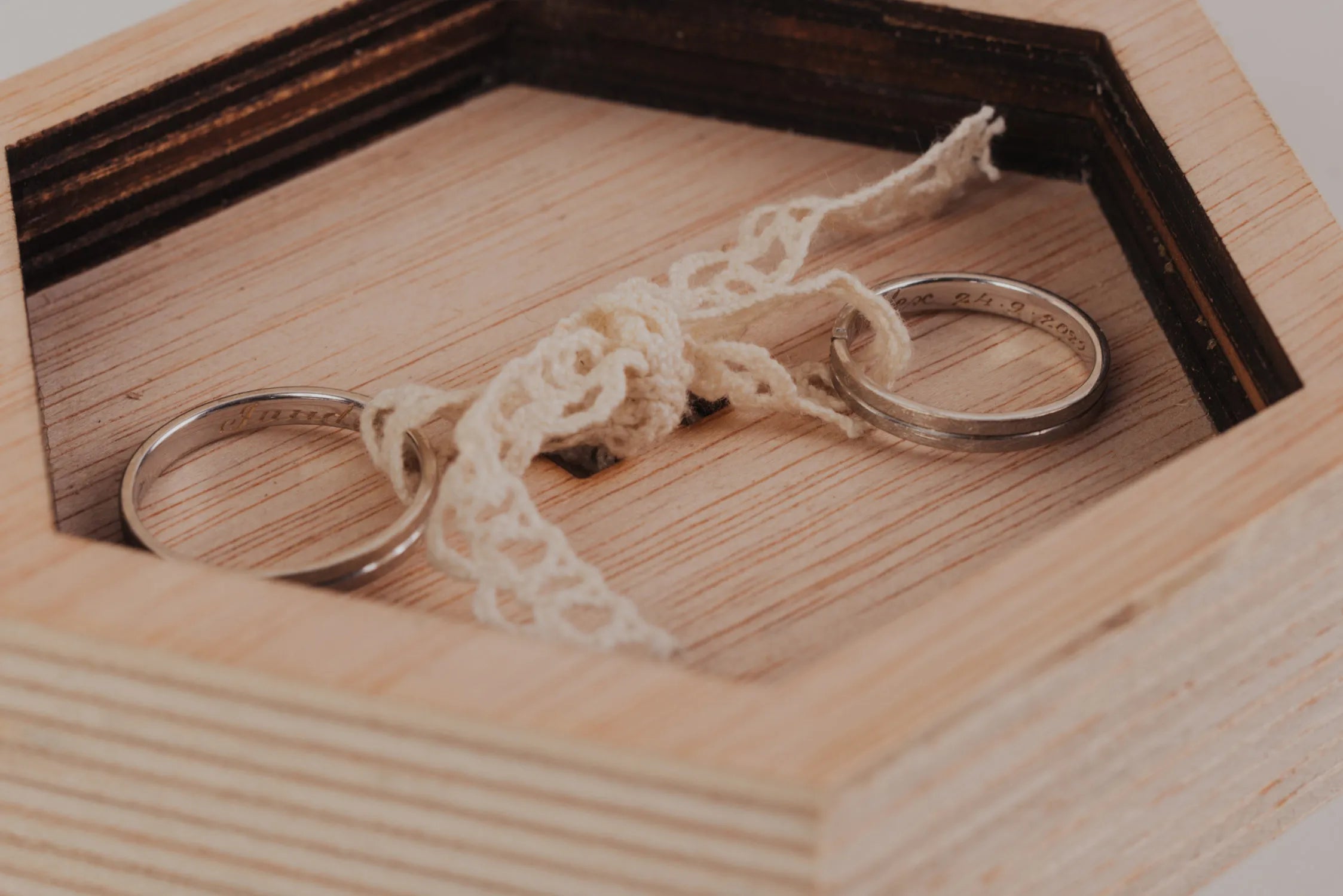 PORTA ALIANZAS HEXAGONAL "NUESTRA BODA VIAJERA"