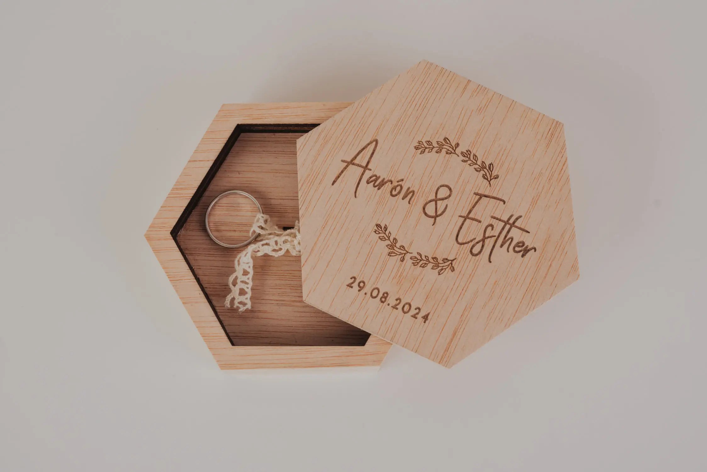 PORTA ALIANZAS HEXAGONAL "NUESTRA BODA VINTAGE"