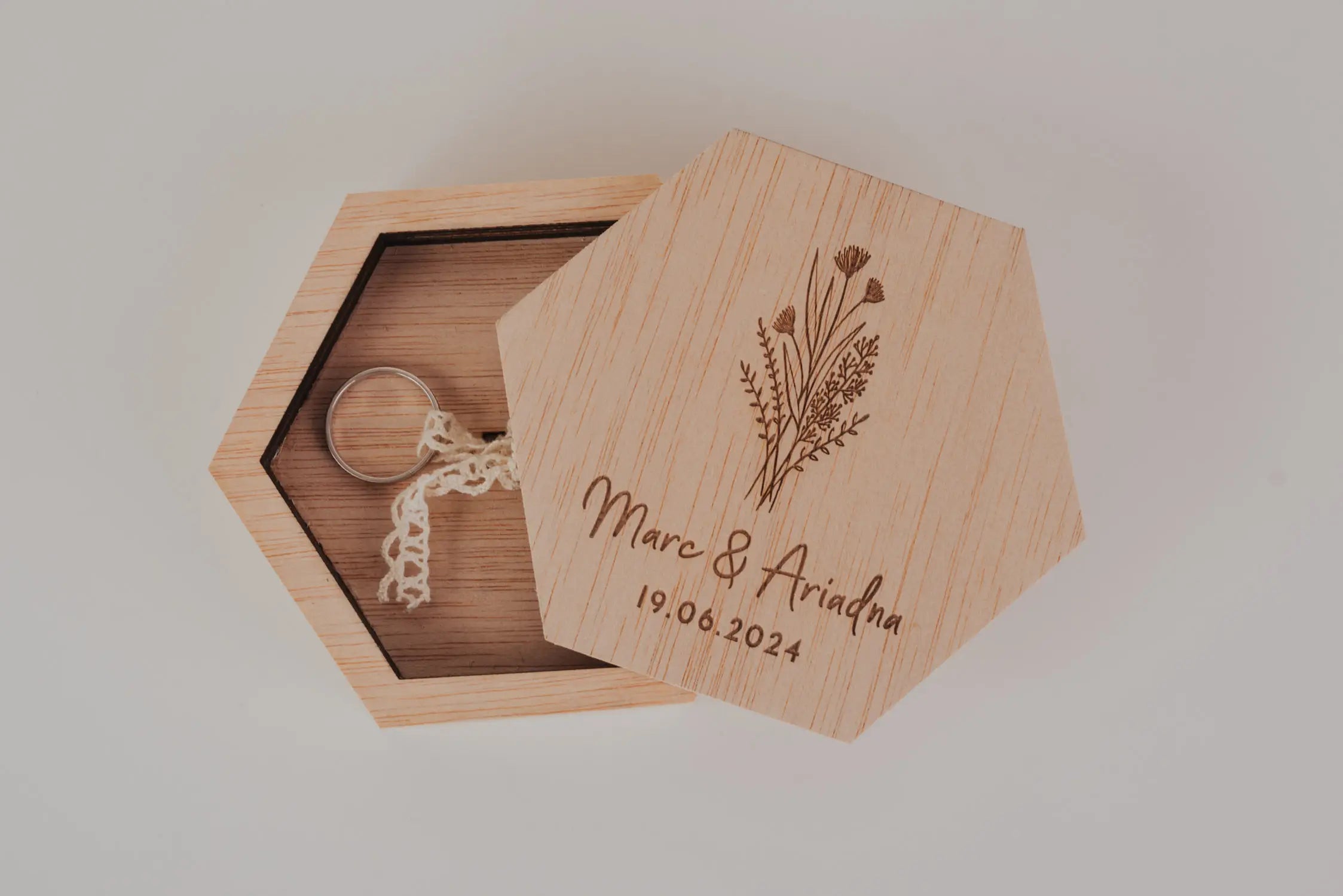 PORTA ALIANZAS HEXAGONAL "NUESTRA BODA VINTAGE"