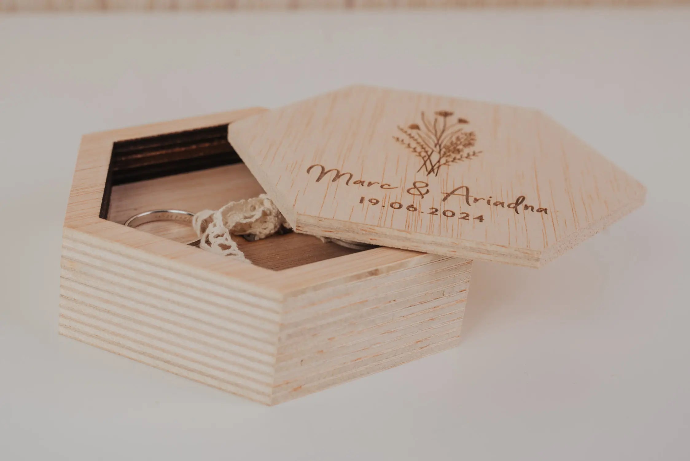 PORTA ALIANZAS HEXAGONAL "NUESTRA BODA VINTAGE"