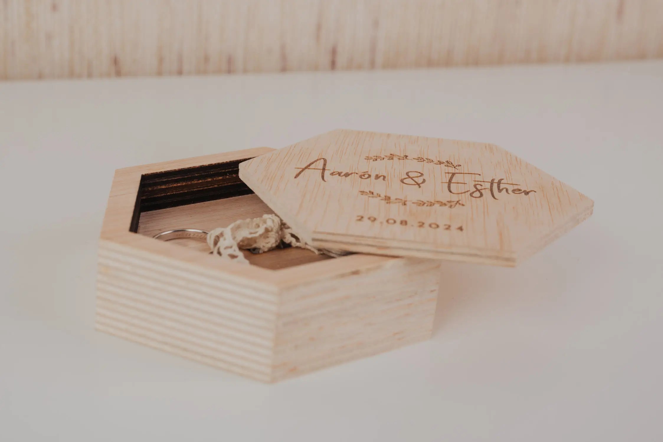 PORTA ALIANZAS HEXAGONAL "NUESTRA BODA VINTAGE"