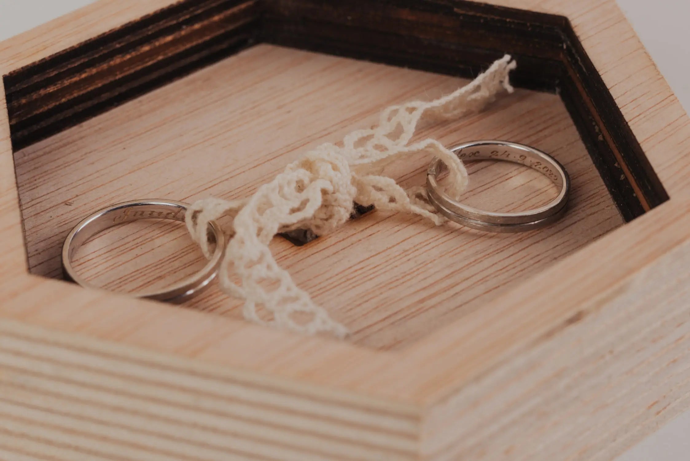 PORTA ALIANZAS HEXAGONAL "NUESTRA BODA VINTAGE"