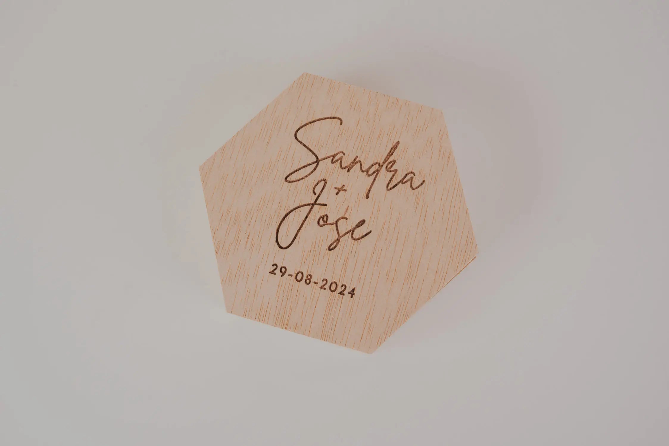 PORTA ALIANZAS HEXAGONAL “NUESTRA VIDA JUNTOS”