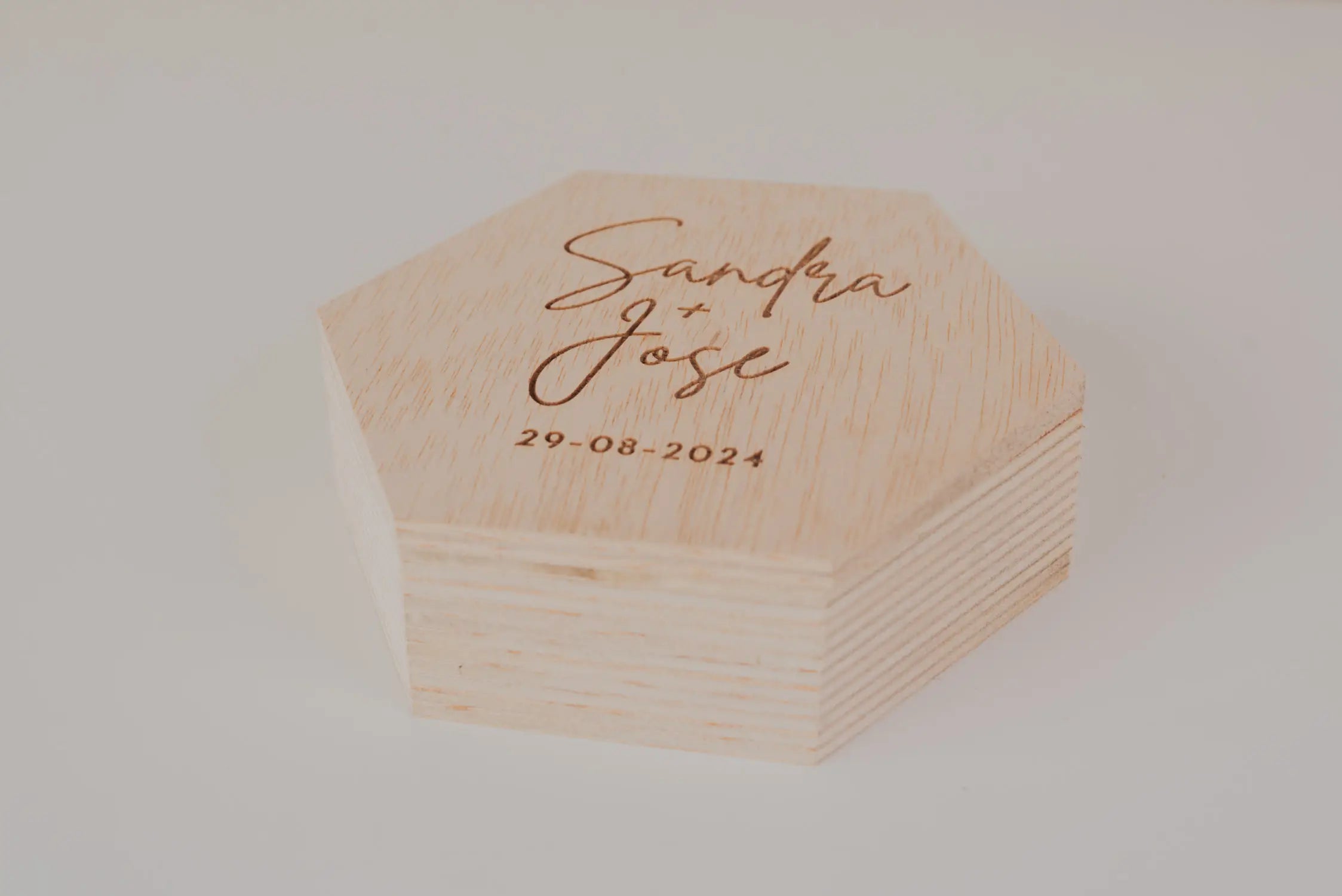 PORTA ALIANZAS HEXAGONAL “NUESTRA VIDA JUNTOS”