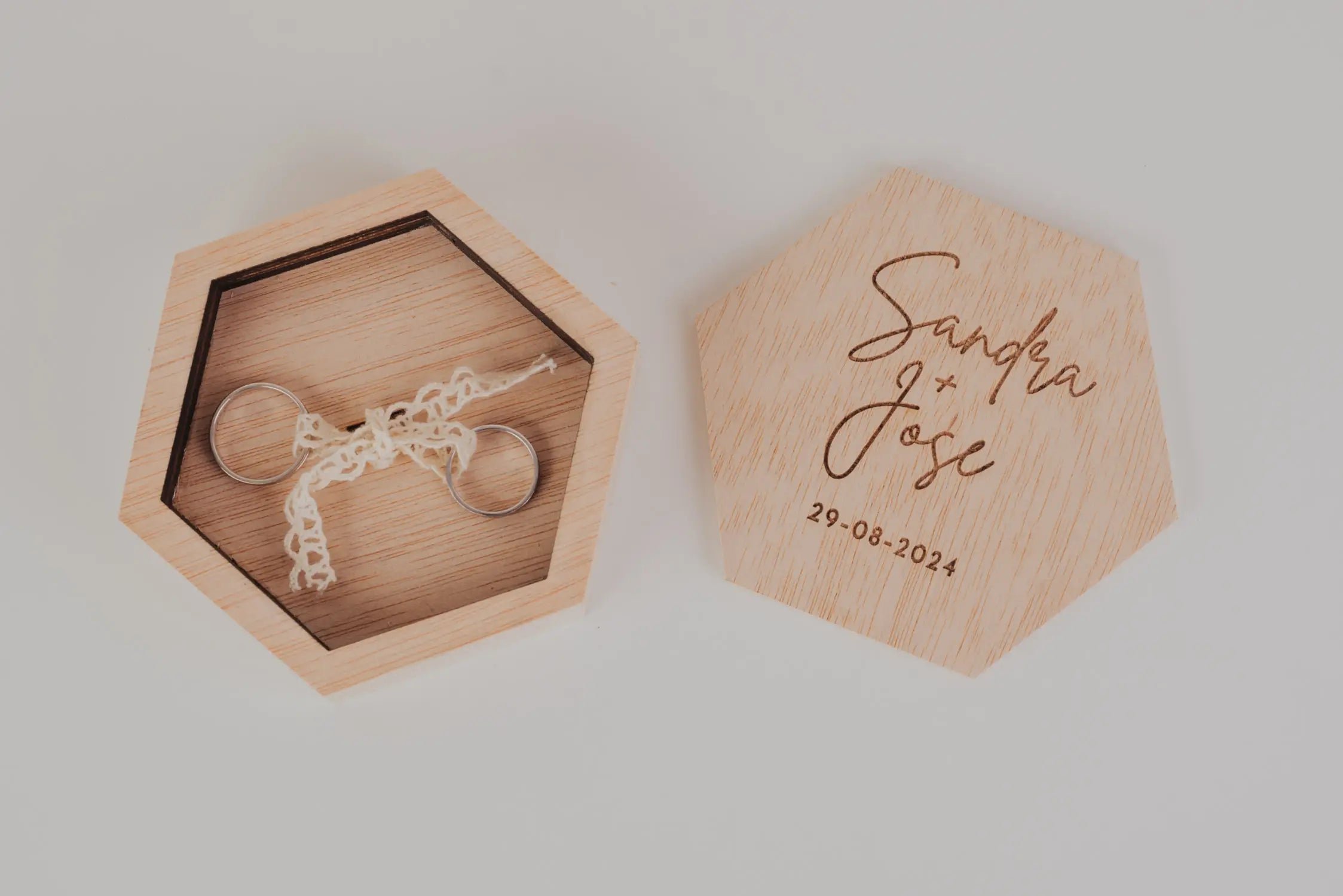 PORTA ALIANZAS HEXAGONAL “NUESTRA VIDA JUNTOS”