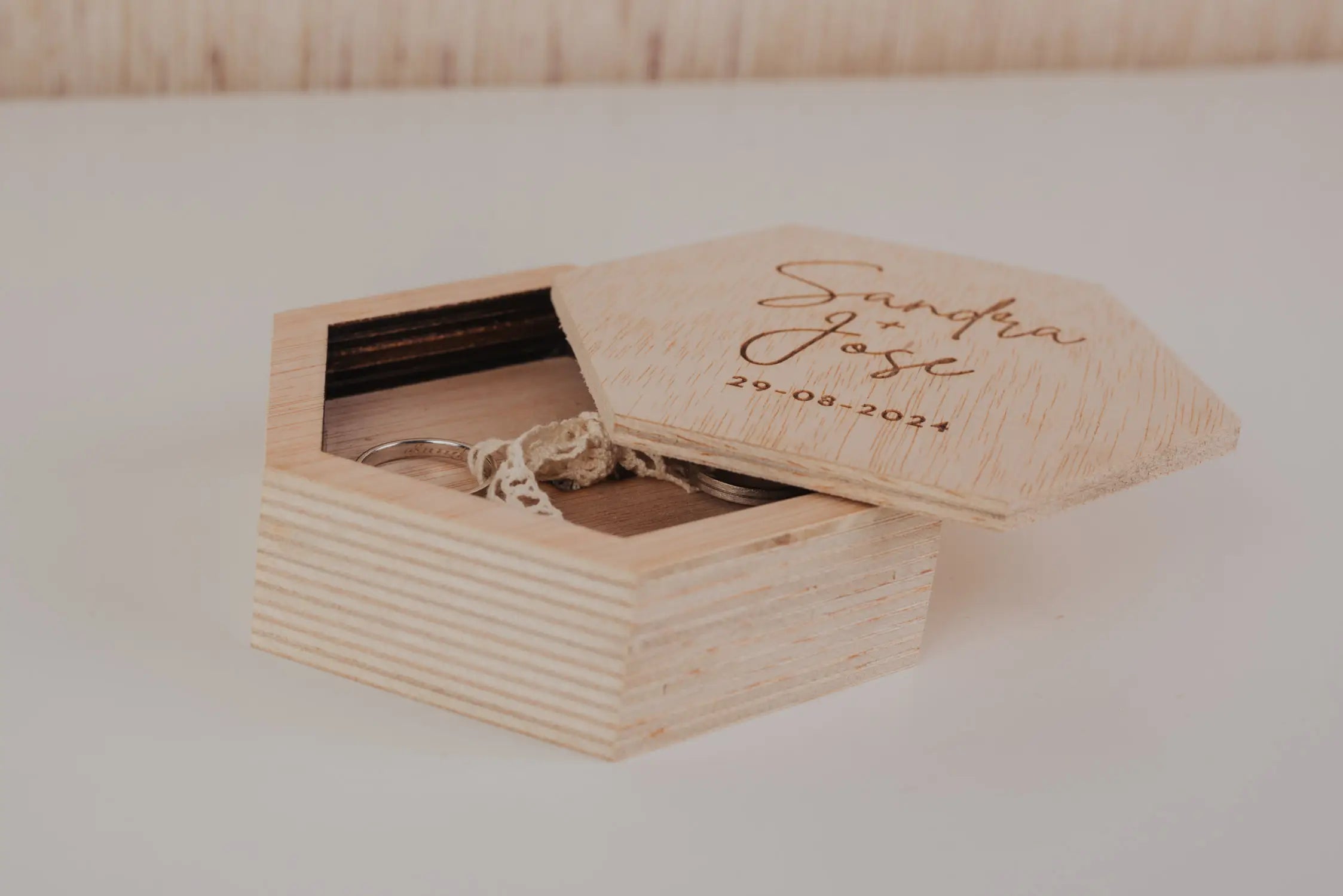 PORTA ALIANZAS HEXAGONAL “NUESTRA VIDA JUNTOS”