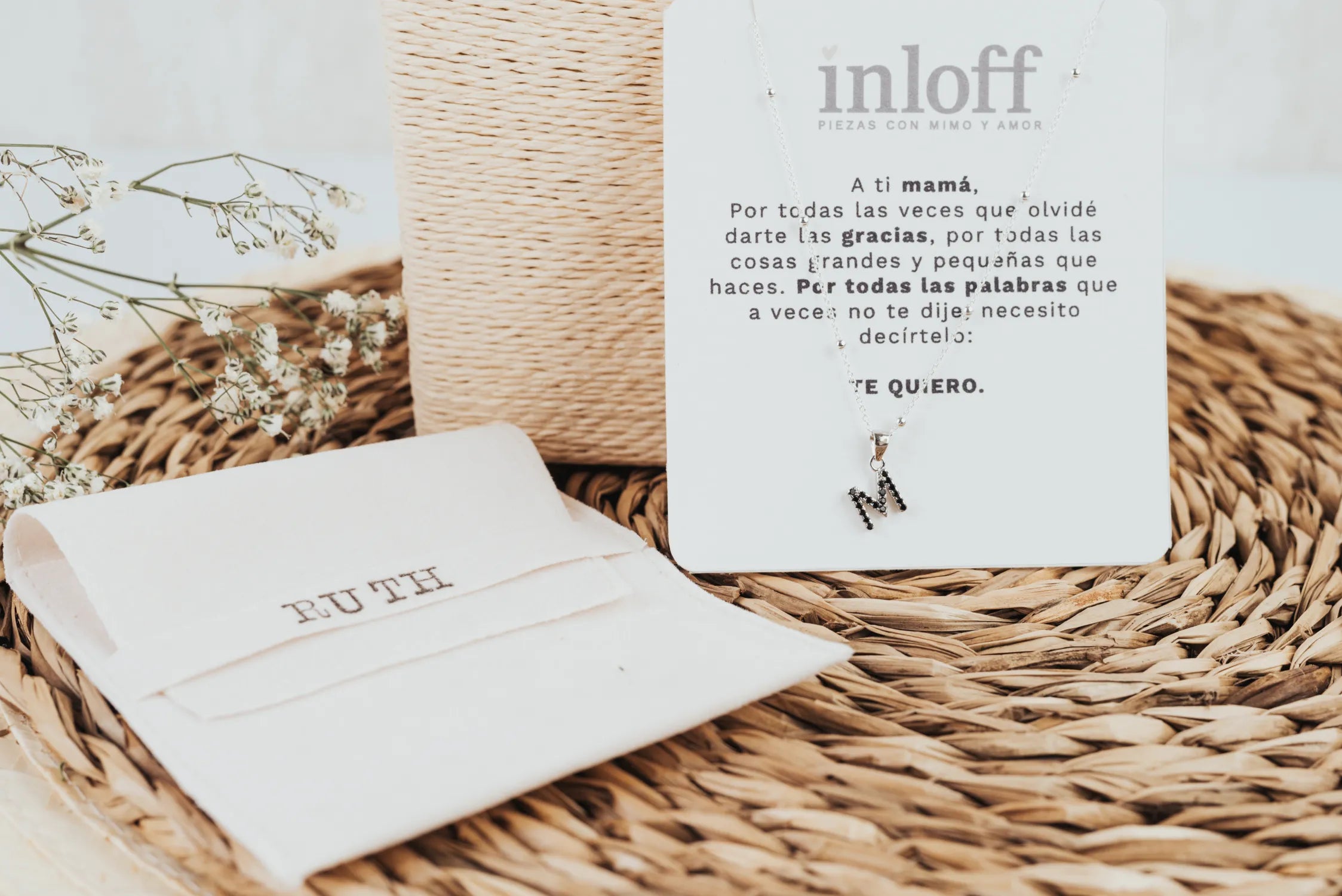 COLLAR DE PLATA Y CIRCONITAS “M DE MAMÁ”