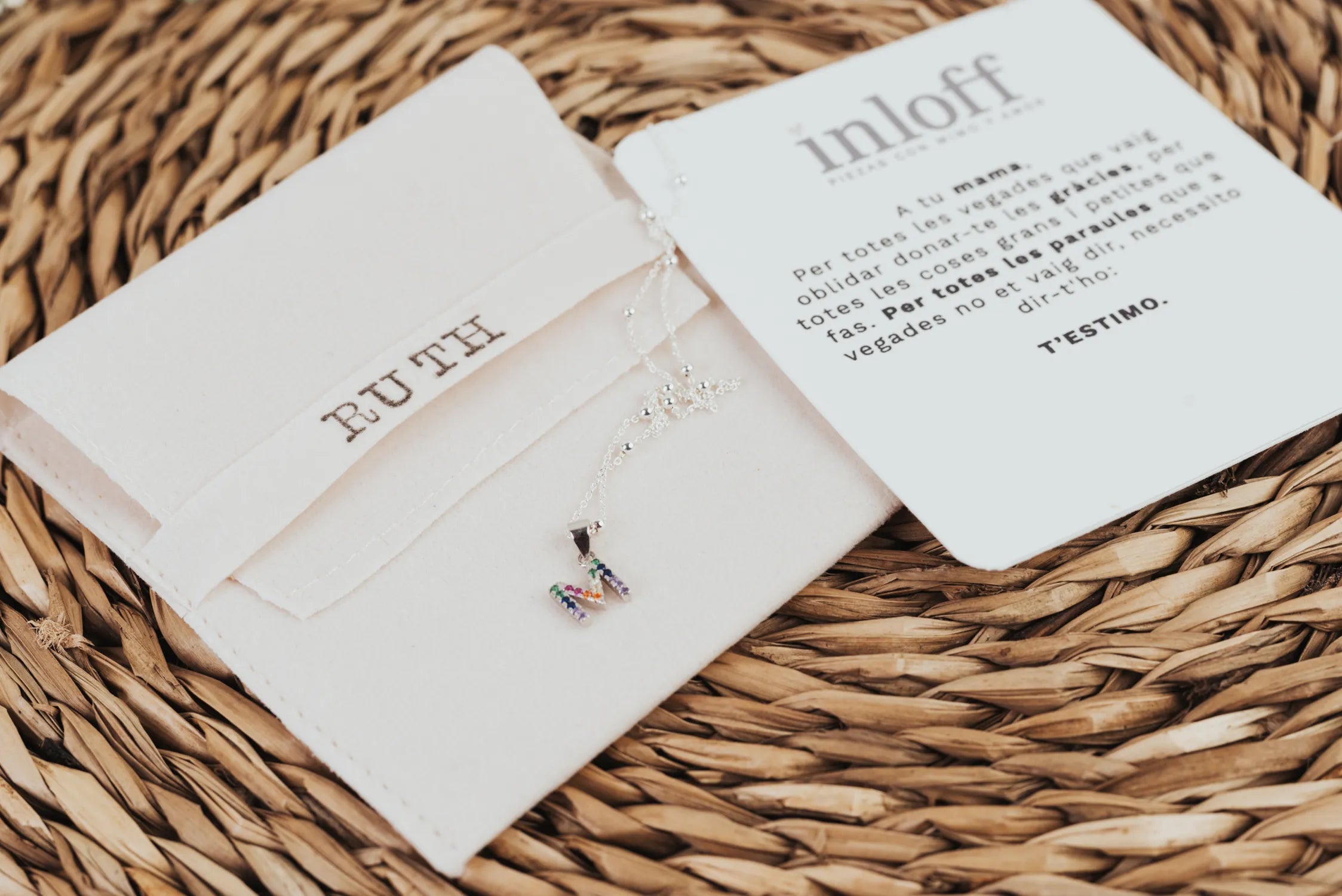 COLLAR DE PLATA Y CIRCONITAS “M DE MAMÁ”