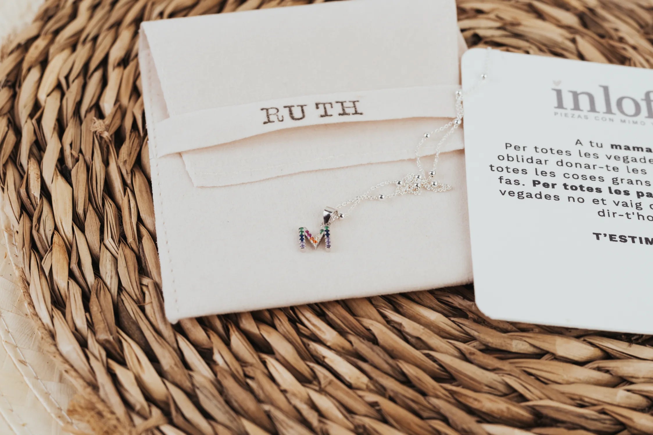 COLLAR DE PLATA Y CIRCONITAS “M DE MAMÁ”