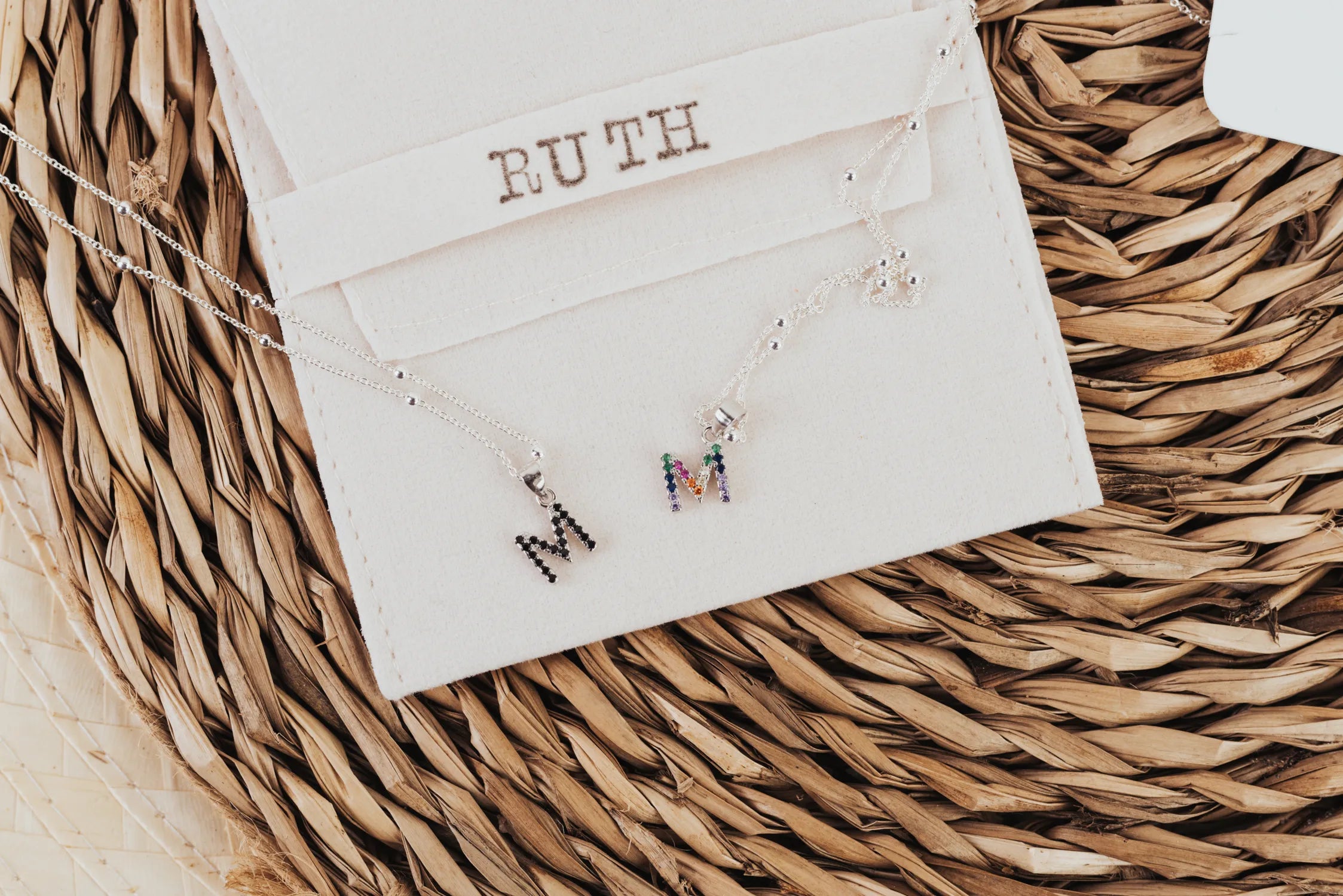 COLLAR DE PLATA Y CIRCONITAS “M DE MAMÁ”