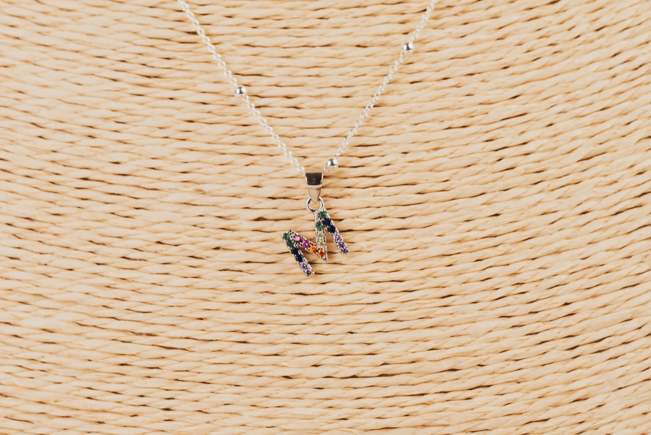 COLLAR DE PLATA Y CIRCONITAS “M DE MAMÁ”