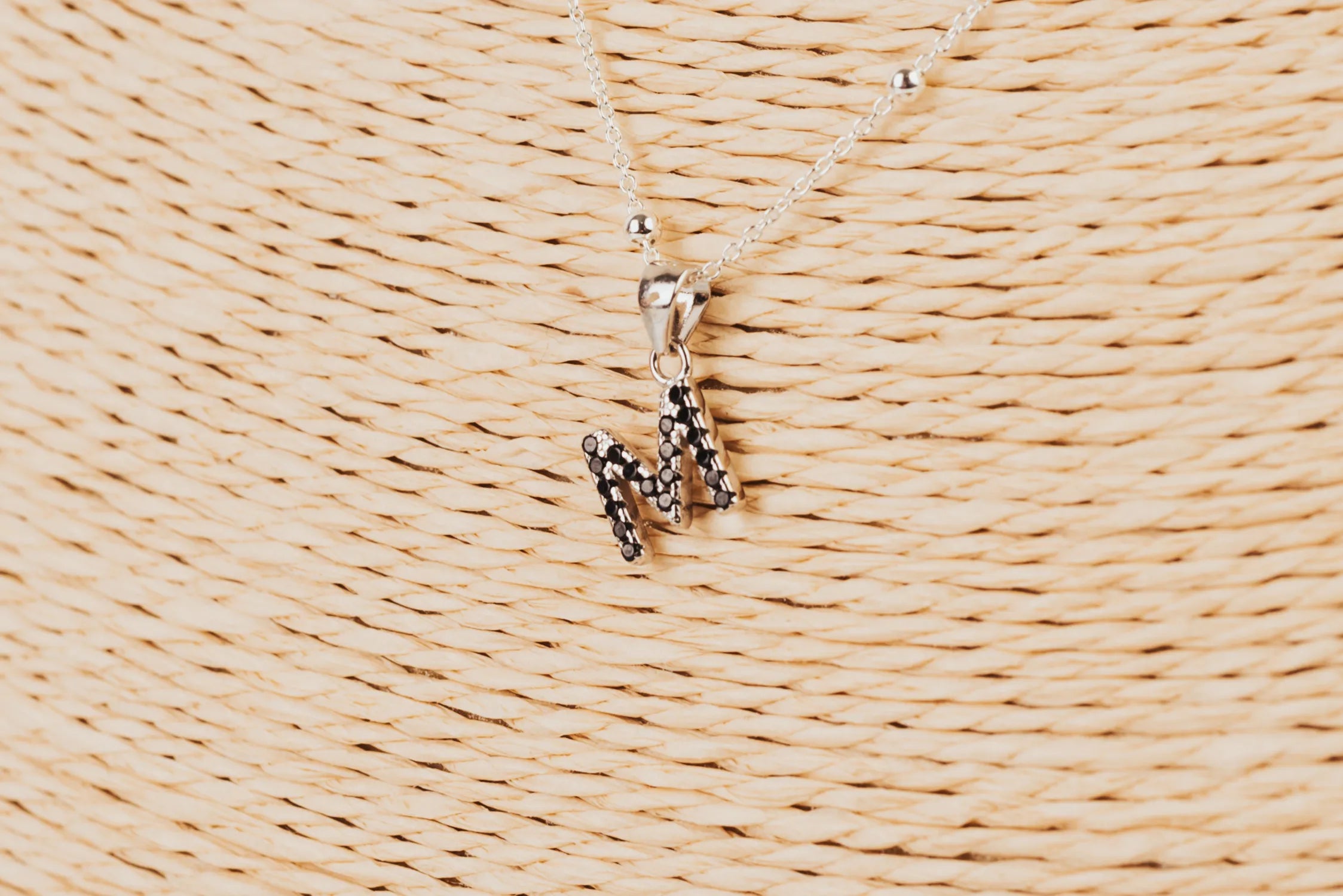 COLLAR DE PLATA Y CIRCONITAS “M DE MAMÁ”