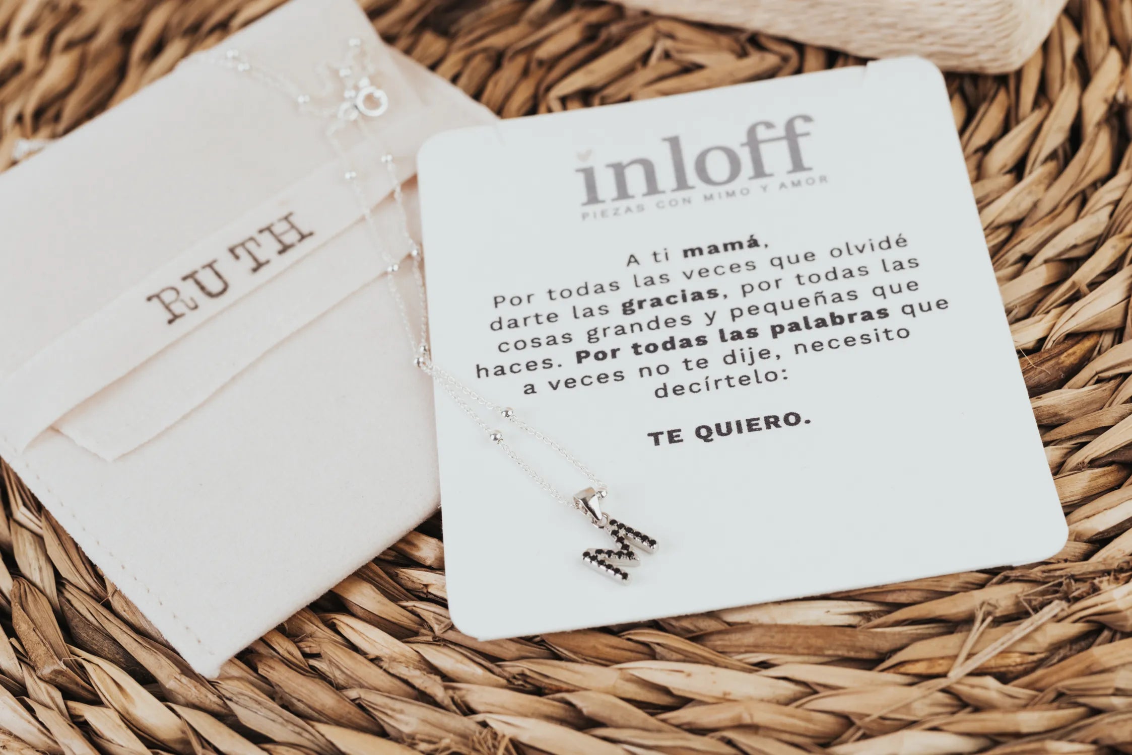 COLLAR DE PLATA Y CIRCONITAS “M DE MAMÁ”