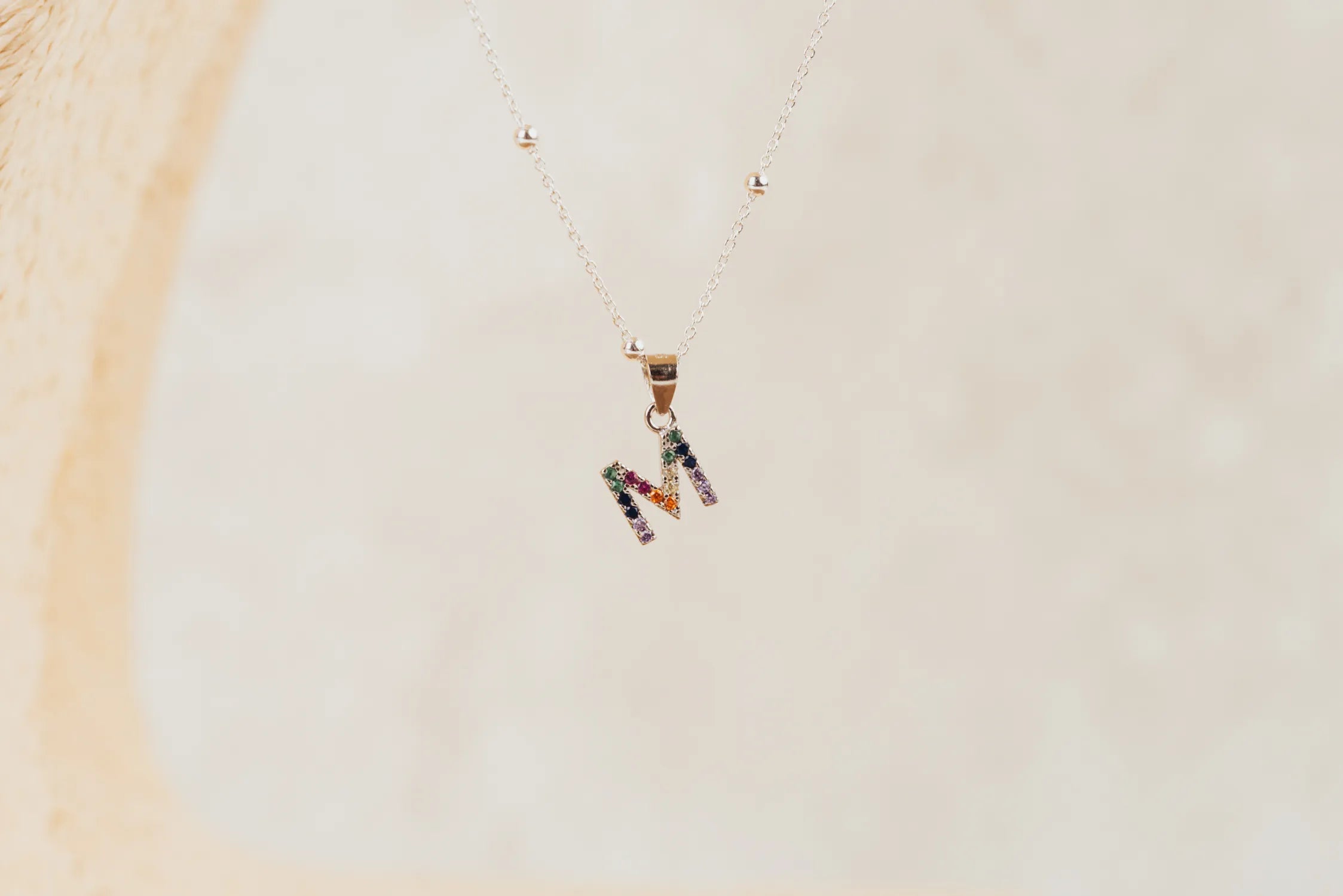 COLLAR DE PLATA Y CIRCONITAS “M DE MAMÁ”