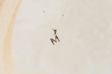 COLLAR DE PLATA Y CIRCONITAS “M DE MAMÁ”