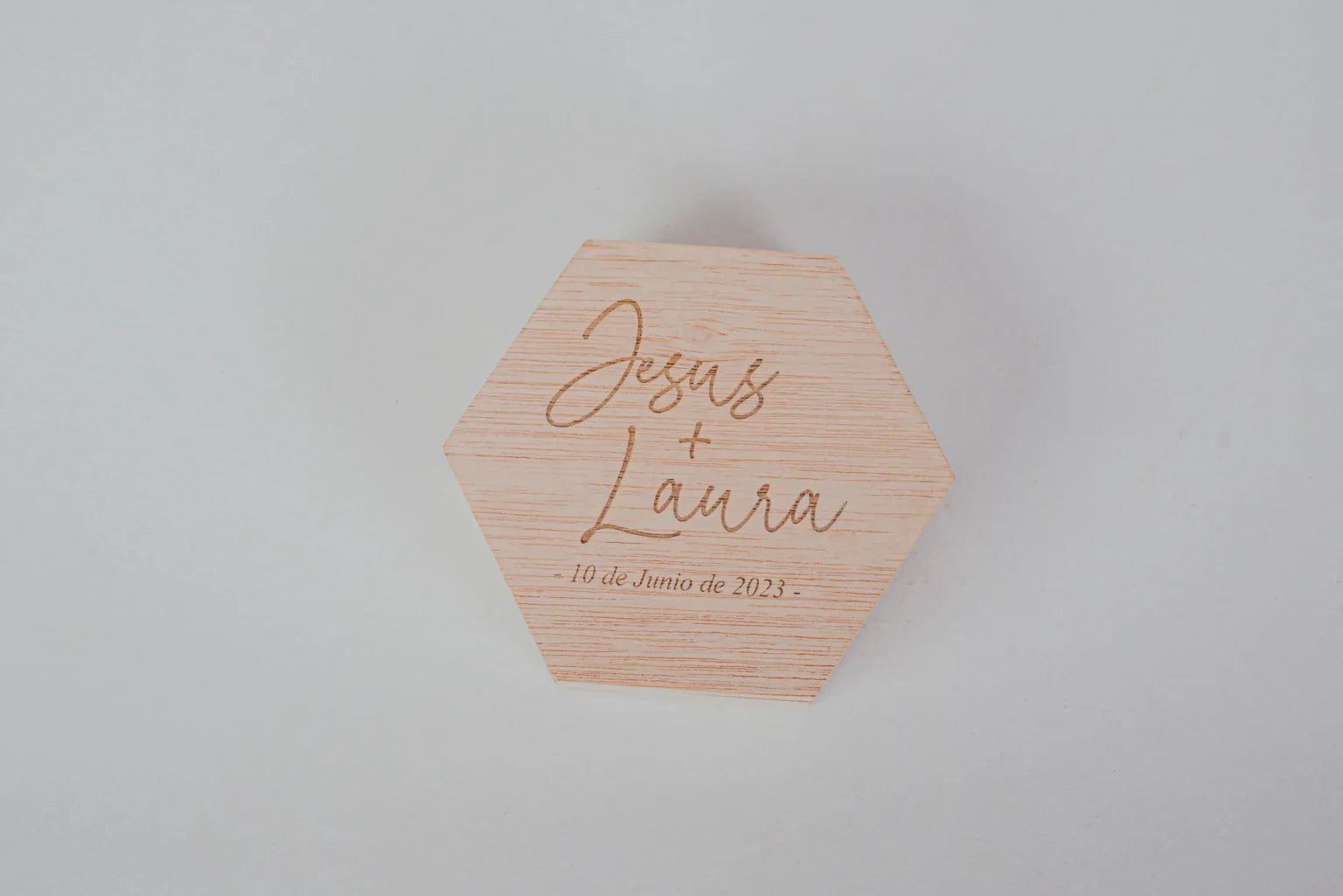 PORTA ALIANZAS HEXAGONAL “NUESTRA VIDA JUNTOS”