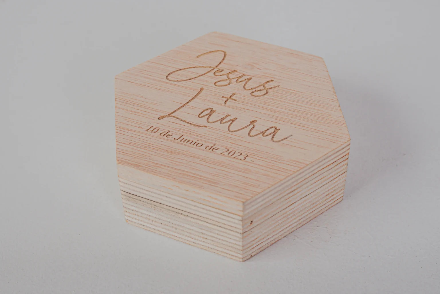 PORTA ALIANZAS HEXAGONAL “NUESTRA VIDA JUNTOS”