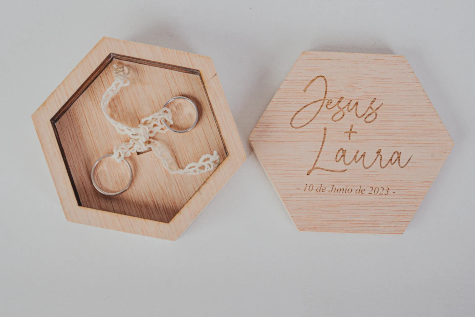 PORTA ALIANZAS HEXAGONAL “NUESTRA VIDA JUNTOS”