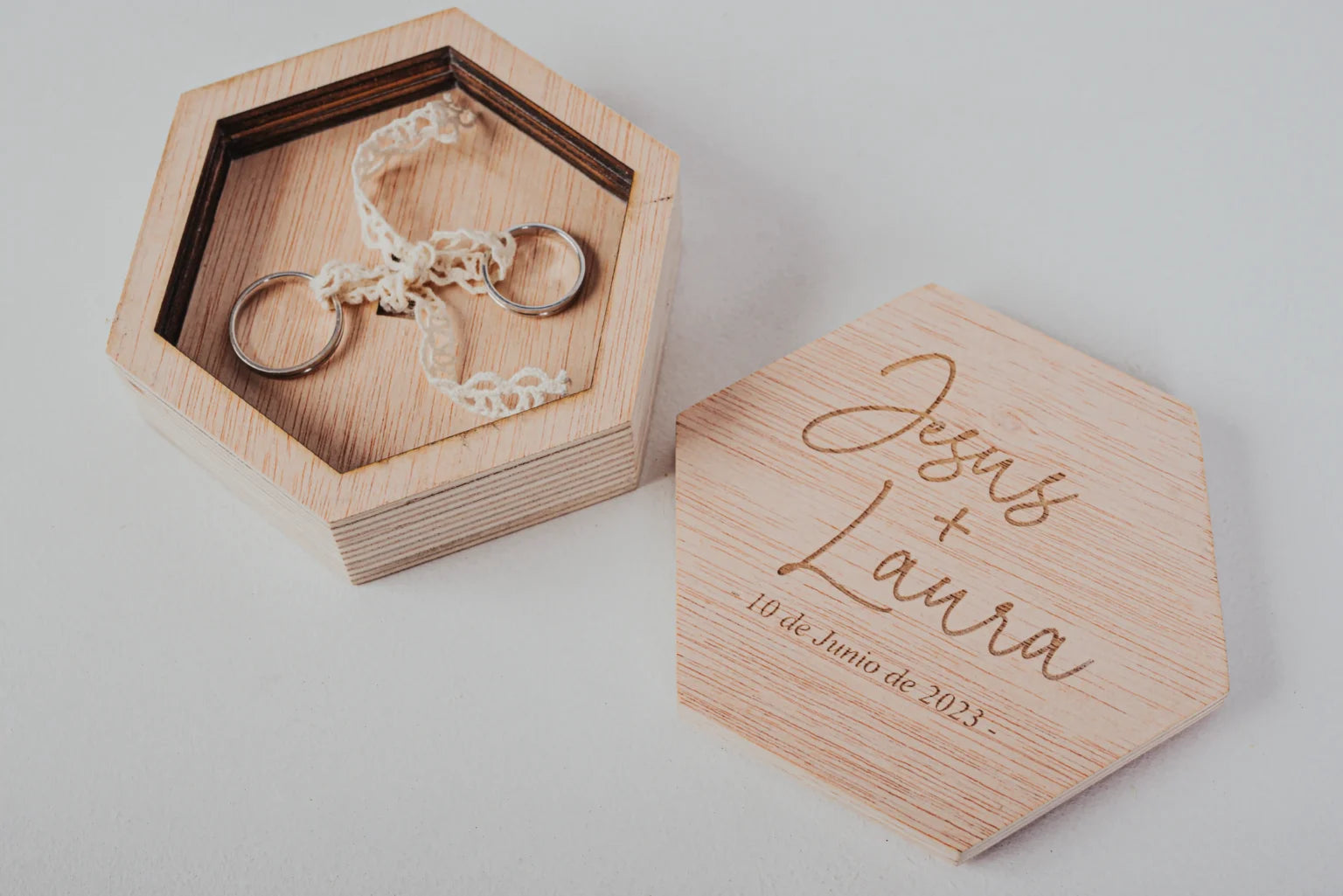 PORTA ALIANZAS HEXAGONAL “NUESTRA VIDA JUNTOS”