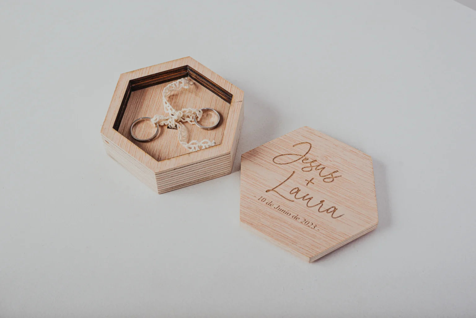 PORTA ALIANZAS HEXAGONAL “NUESTRA VIDA JUNTOS”