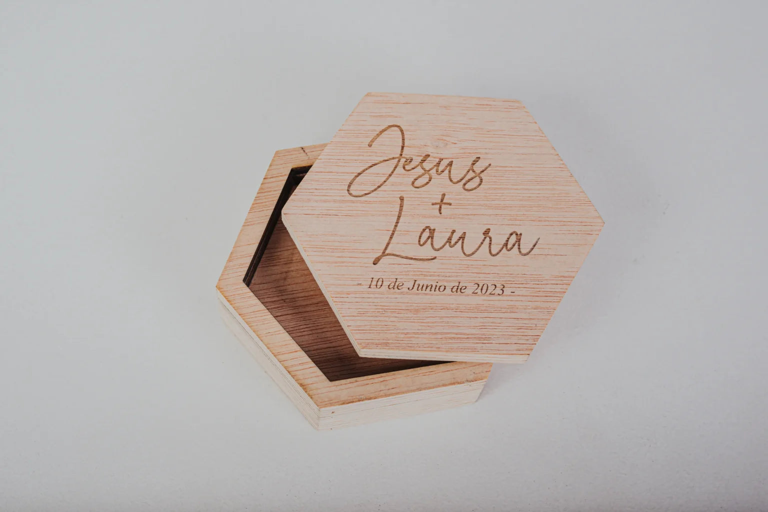 PORTA ALIANZAS HEXAGONAL “NUESTRA VIDA JUNTOS”