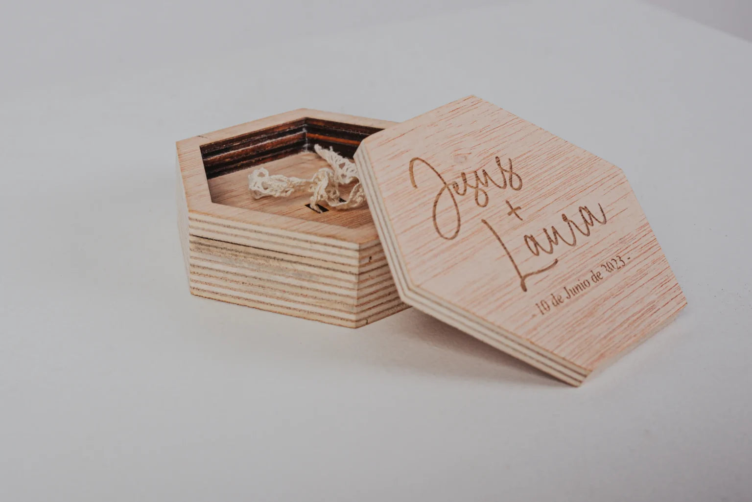 PORTA ALIANZAS HEXAGONAL “NUESTRA VIDA JUNTOS”